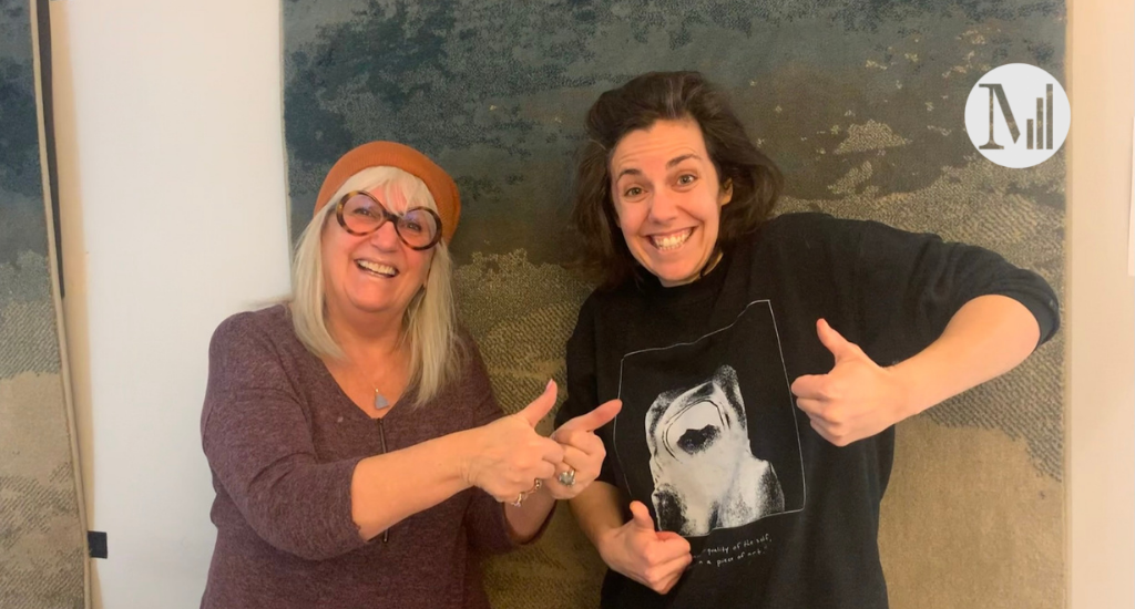 Arlette et Flavie Léger-Roy dans le studio de Canal M, souriantes et les pouces en l'air