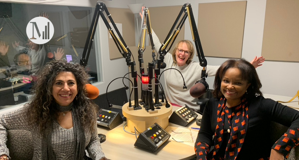 Marjorie Théodore, Linda Leclerc, Antoinette Layoun dans le studio de Canal M. Linda Leclerc lève les bras en l'air en souriant.