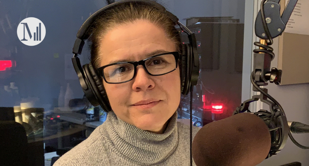 Joanna Murphy, l'invitée de Folie Douce dans le studio de Canal M. Elle porte des lunettes carrées noires et un chandail gris.