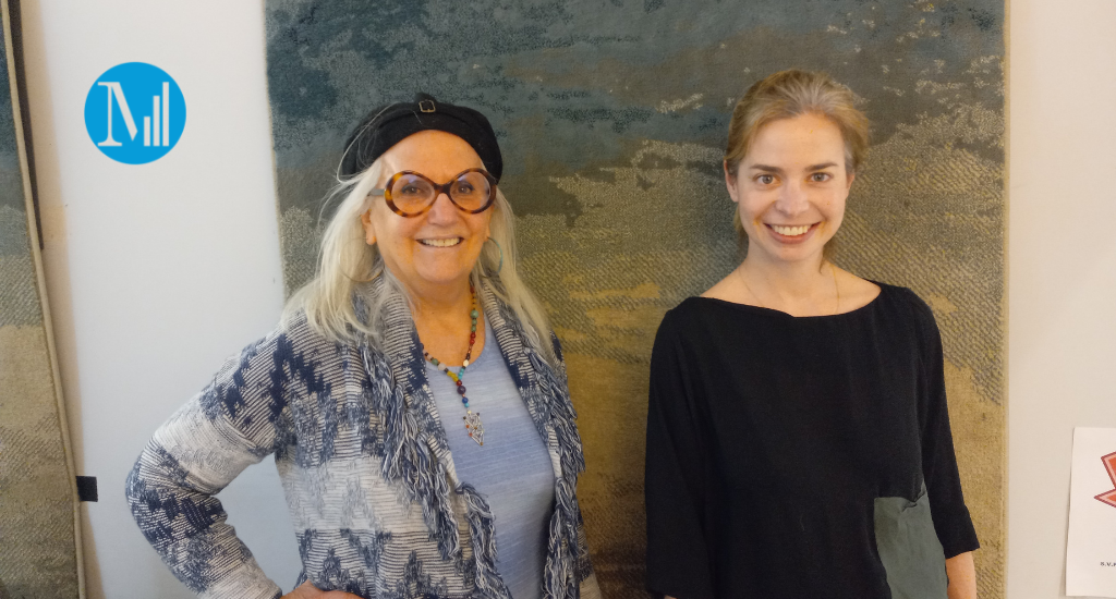 Arlette Fara et son invitée, Alexia Jensen debout côte à côte et souriantes dans le studio de Canal M.