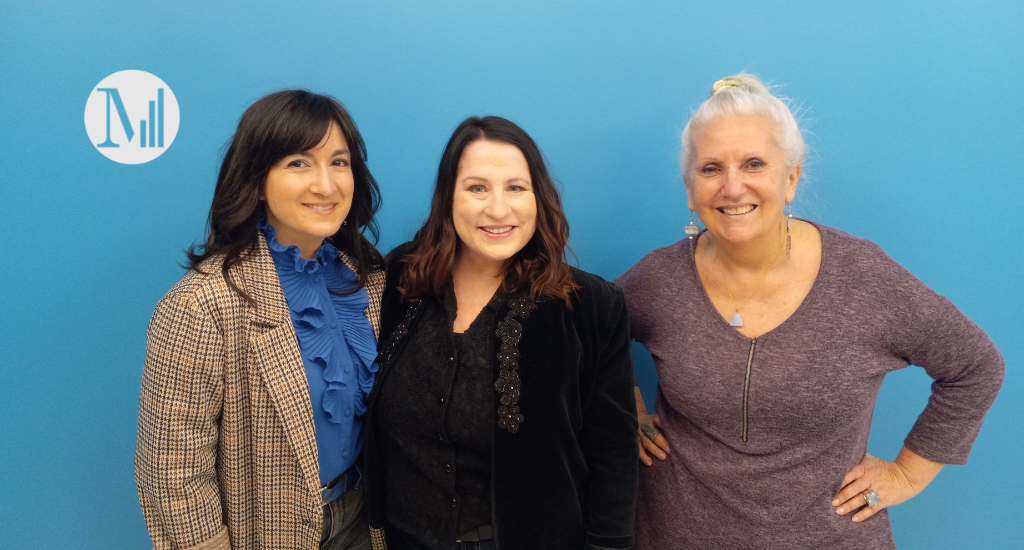 De gauche à droite : Natalie Byrns, Anik Bérubé (toutes deux membres du duo Ancolie) et Arlette Fara devant le mur bleu de Canal M.