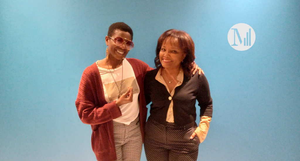 Marjorie Théodore et son invitée, Rebecca Jean devant le mur bleu de Canal M Marjorie Théodore et son invitée, Rebecca Jean devant le mur bleu de Canal M
