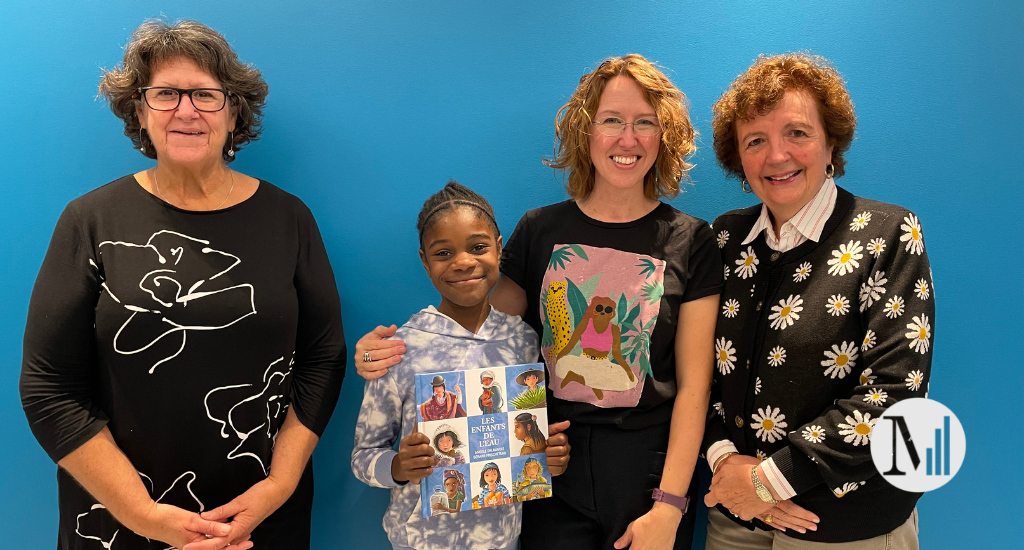 De gauche à droite : Marie Lalande, Julie Cantin (éducatrice), Laurie-Anne Sanon (élève) et Angèle Delaunois (autrice)