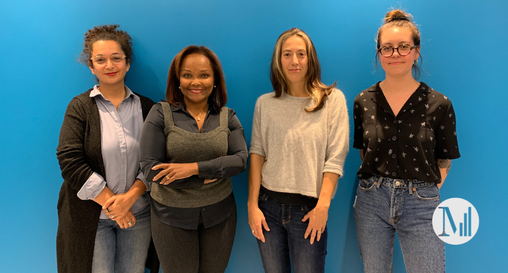 Marjorie Théodore pose avec ses trois invitées, Sylvie Lévesque, Catherine Rousseau et Carole Boulebsol, devant un mur bleu.