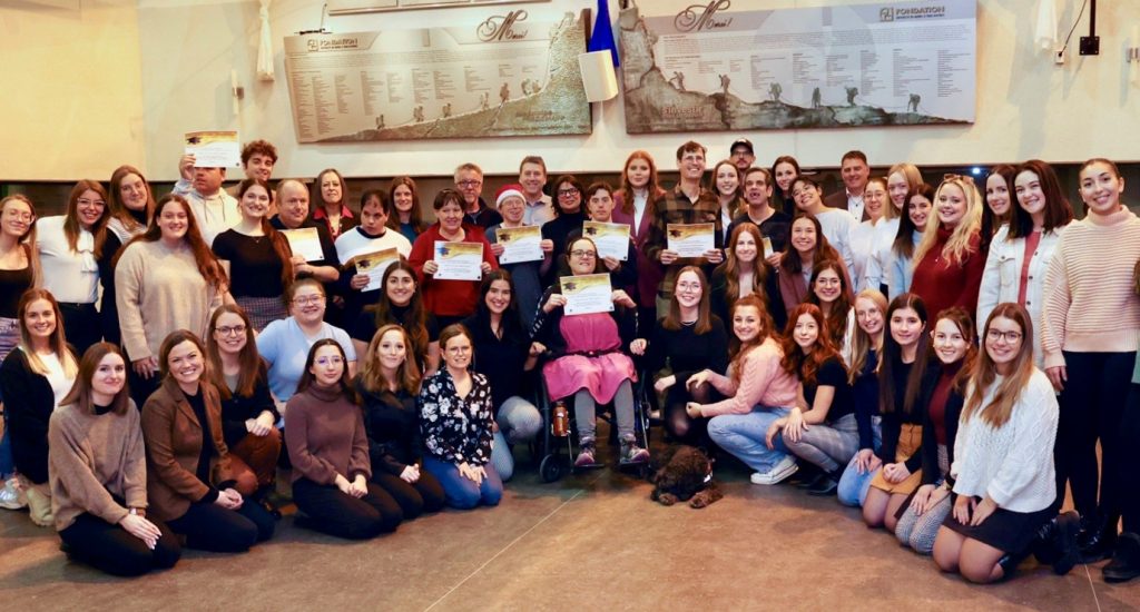 Photo de groupe - les étudiants du département des sciences de l’éducation de l’UQTR et des personnes vivant avec un trouble du spectre de l’autisme ou une déficience intellectuelle.