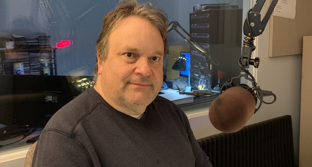 Jean-Francois Plouffe pose en studio, près d'un micro.