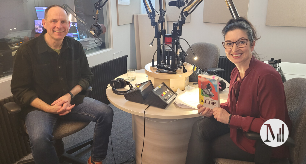 Jean-François Nadeau et Chantal Dauray posent assis en studio