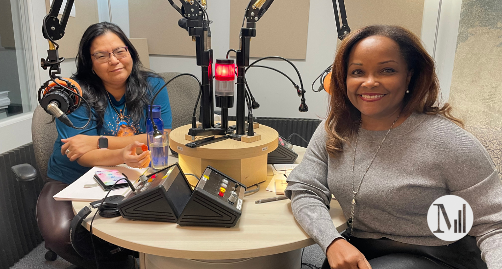 Maya Cousineau et Marjorie Théodore posent assisent en studio.