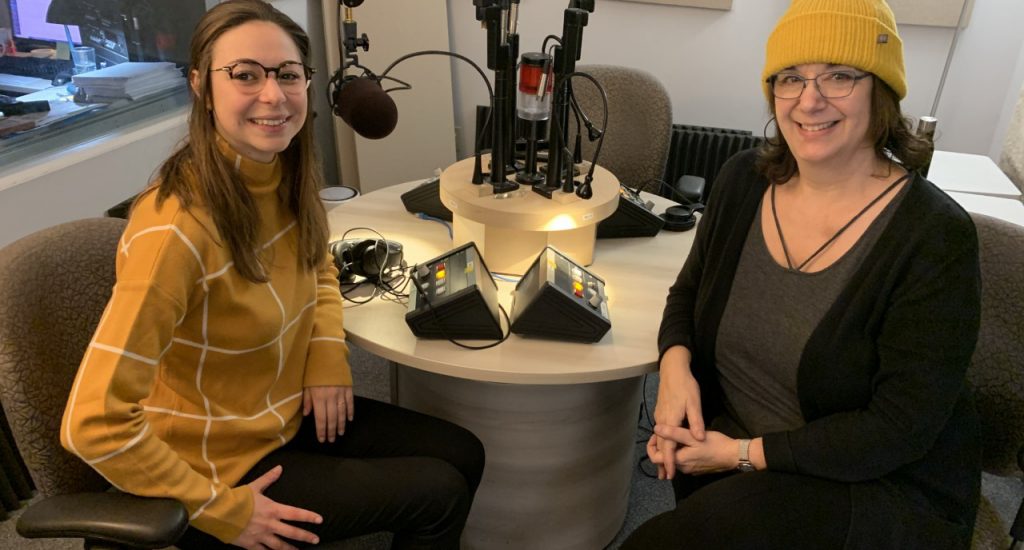 Marion Guillaume et Hélène Denis posent assises en studio.