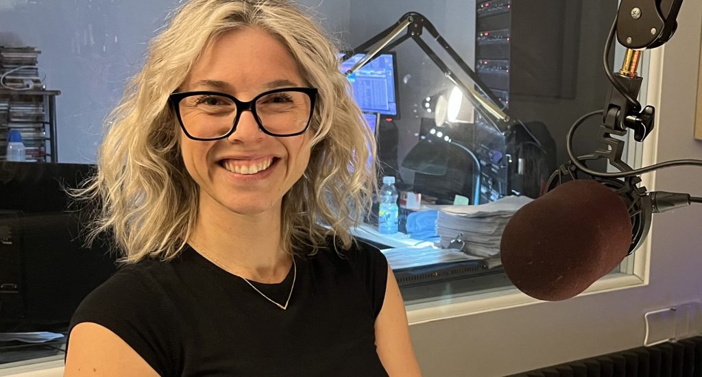 Veronique Bourbeau est assise en studio, face à son micro.