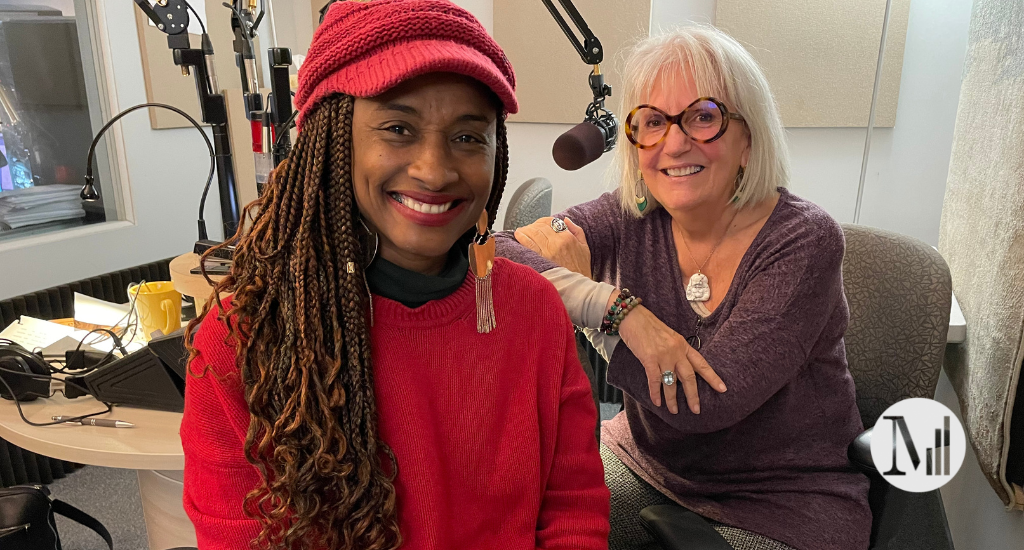 Senaya et Arlette Fara assises en studio.