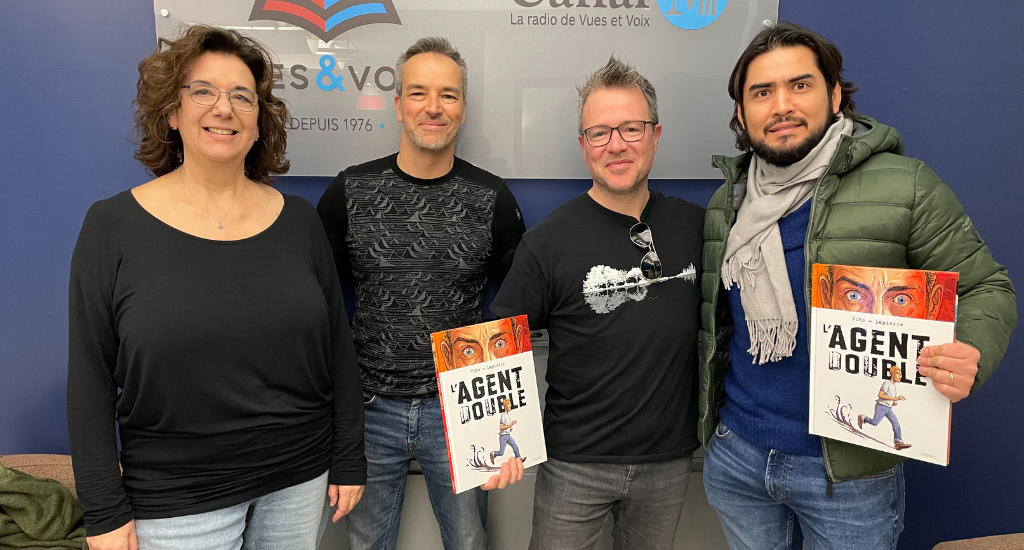 Les bédéistes, VoRo, François Lapierre et Hélène Denis posent devant un mur bleu.