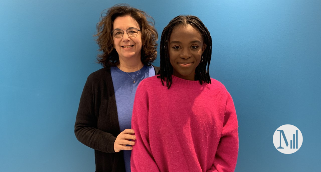 Phara Thibault et Hélène Denis posent devant un mur bleu.