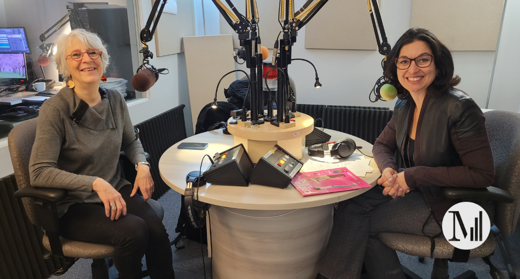 Renée Ouimet et Chantal Dauray posent assises en studio.