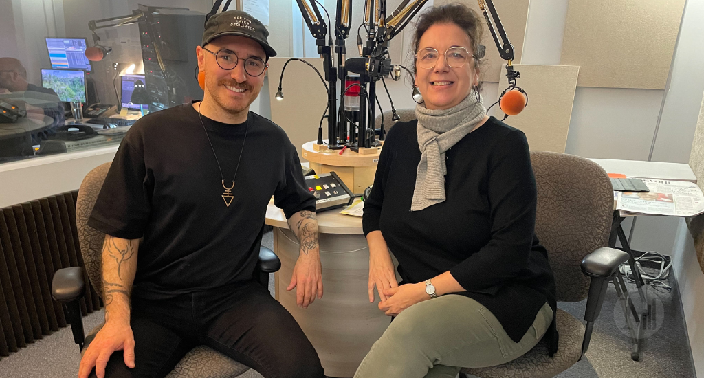 Charles Robert et Hélène Denis sont assis en studio.