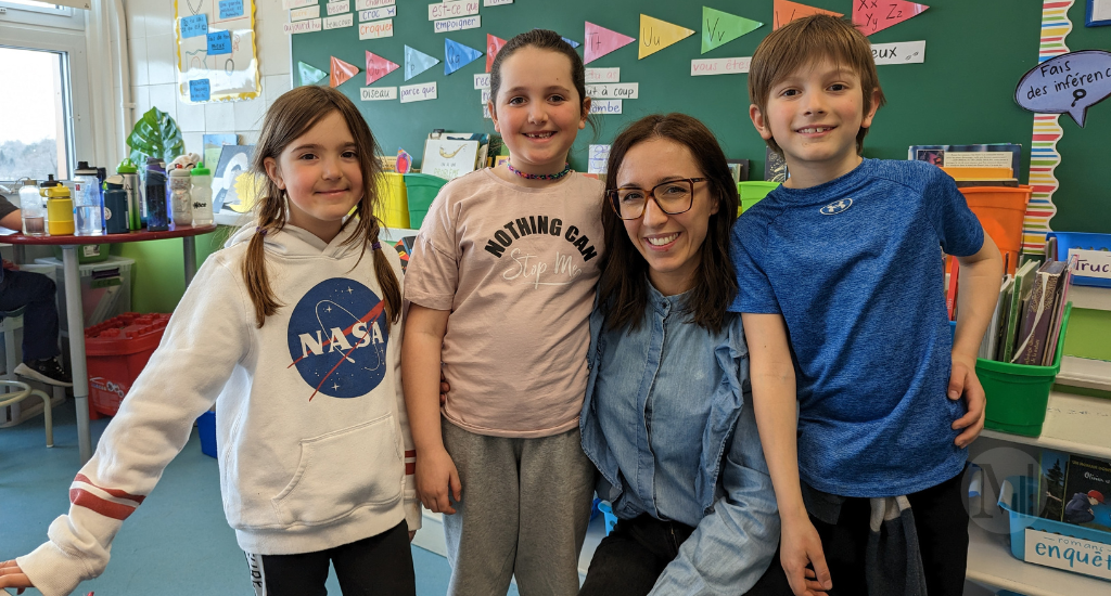 Catherine Boissy et ses trois élèves dans leur salle de classe.