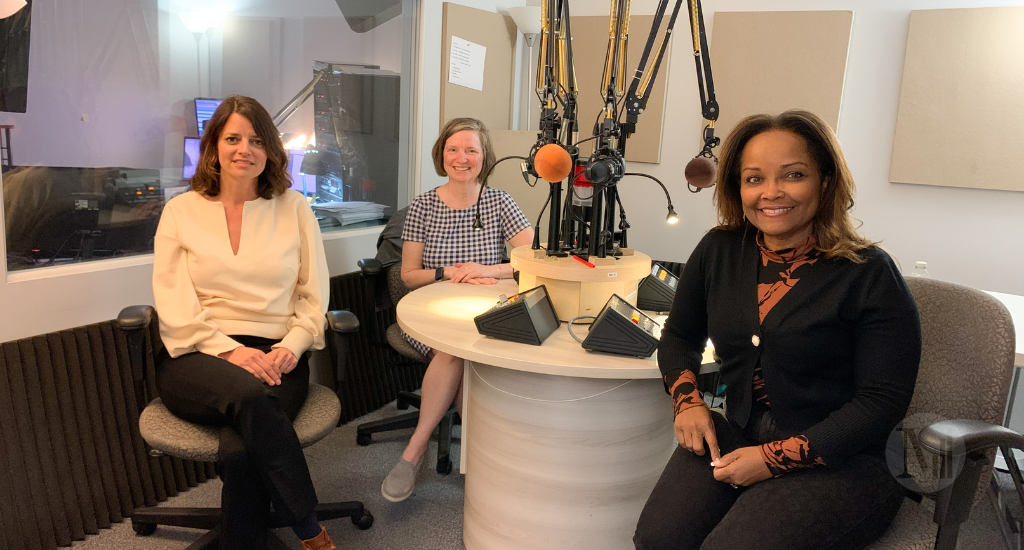 Marjorie Théodore, Nathalie Marceau et Julie Laporte assises en studio. 