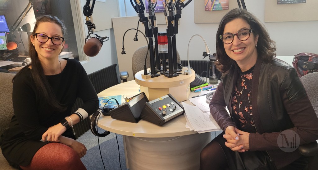 Sylvianne Fréchette et Chantal Dauray assises en studio.