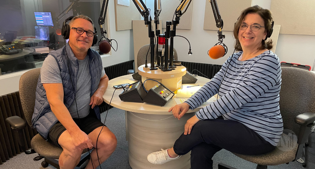 Alain Labonté et Hélène Denis assis en studio.