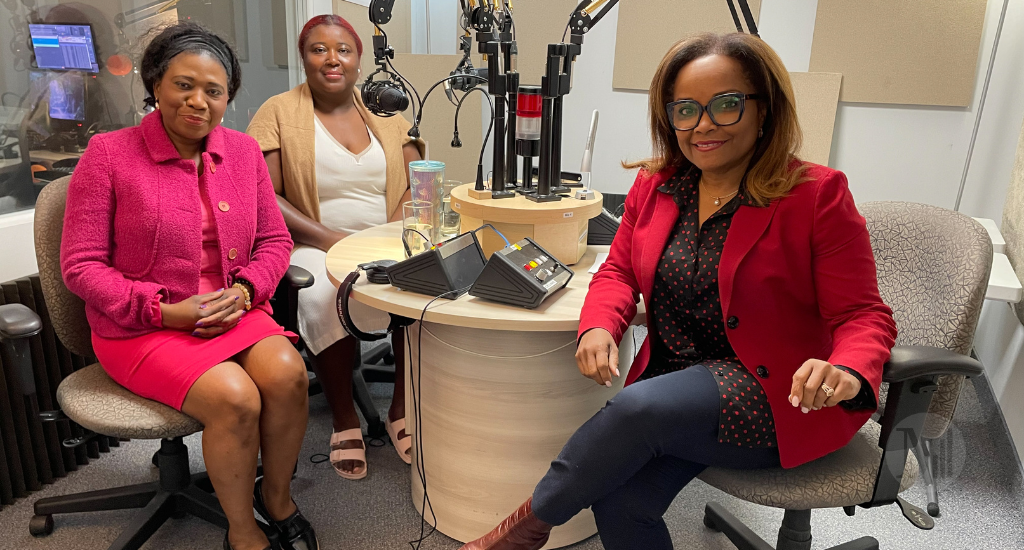 Marjorie Rosiclair, Amanda Lane Papillon et Marjorie Théodore assises en studio. 