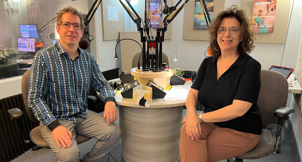 Sylvain Cossette et Hélène Denis assis en studio.