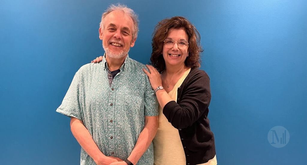 Guy Lafrance et Hélène Denis posent devant un mur bleu.