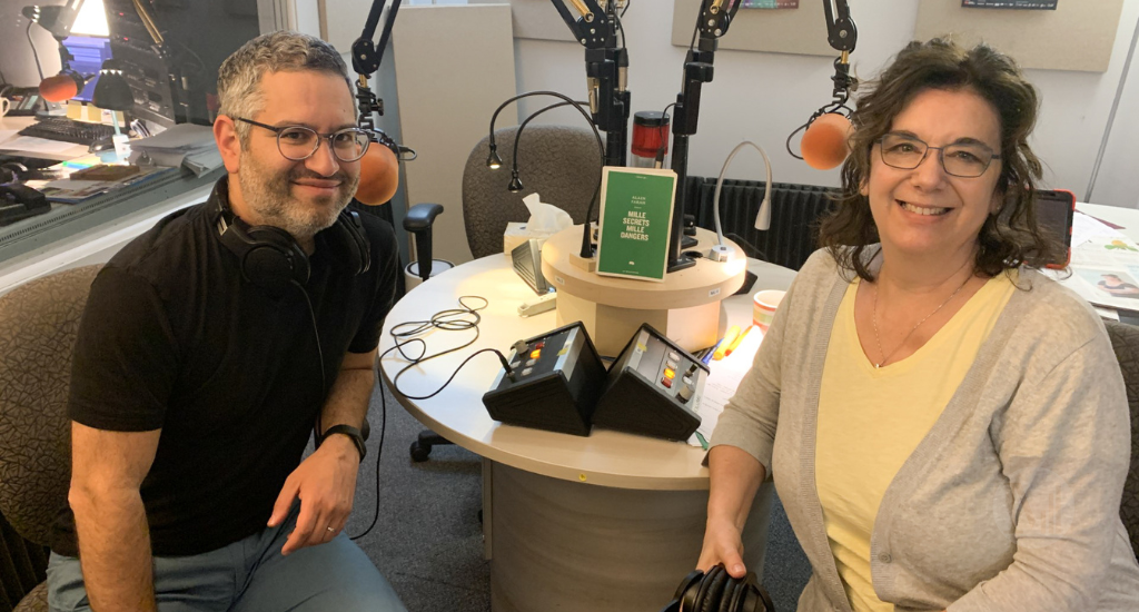 Alain Farah et Hélène Denis assis en studio.