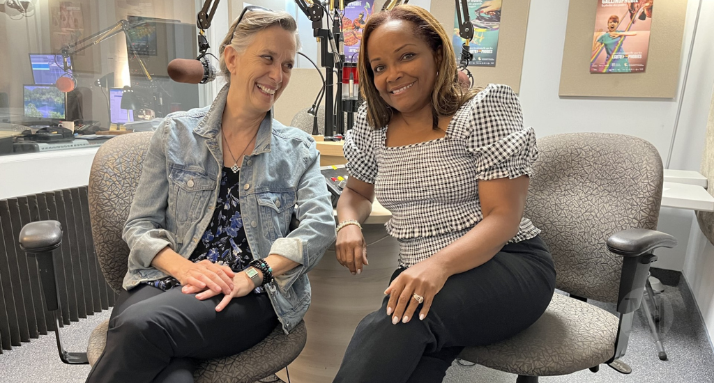 En studio, Renée Rivest et Marjorie Théodore 