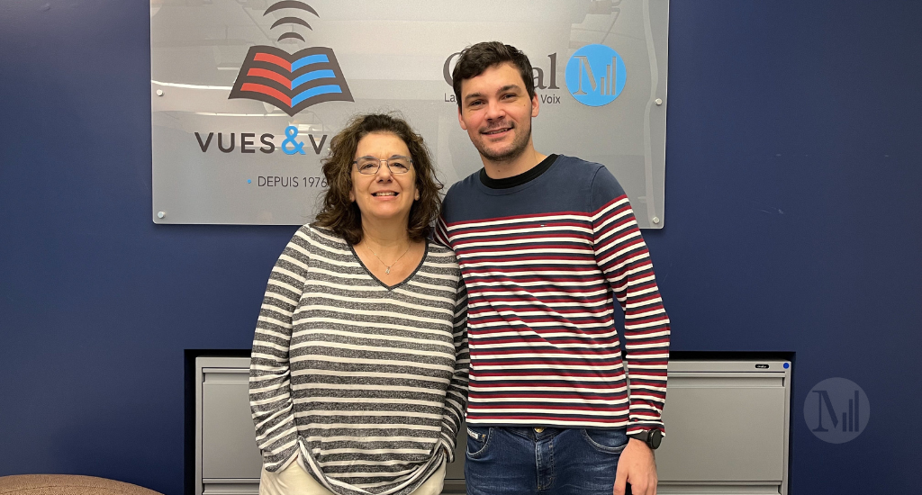 Ronan Ulliac et Hélène Denis posent devant les logos Canal M et Vues et Voix.