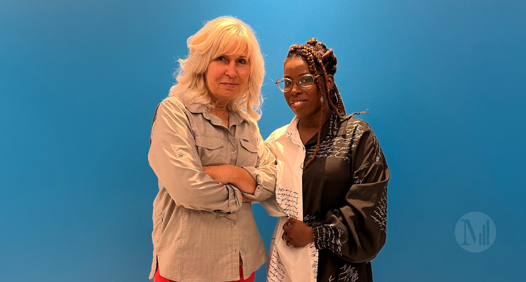 Lya Sherley et Chantal Lavoie posent devant un mur bleu.