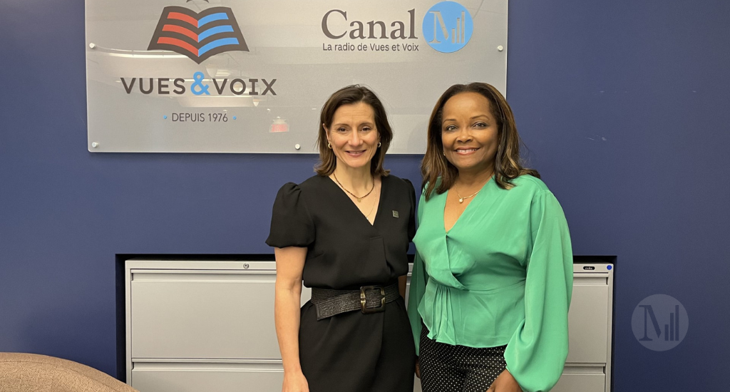 Maud Cohen et Marjorie Théodore posent devant les logos Canal M et Vues et Voix. 