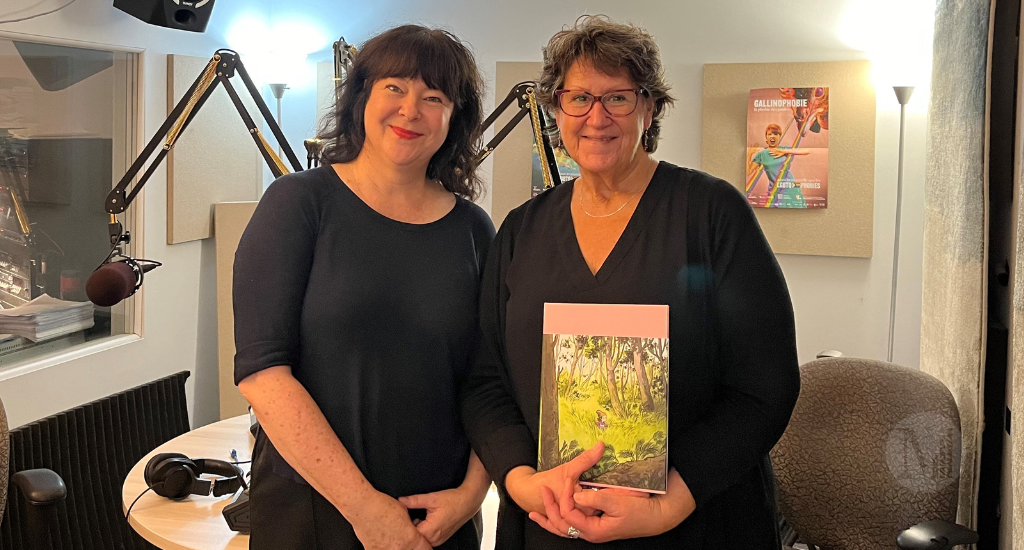 Marie Lalande et son invitée Nadine Robert posent en studio.