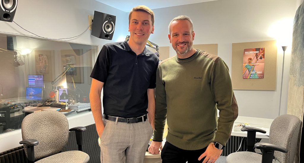 Yanick Gagnon-Charbonneau et Daniel Lanteigne posenten studio.