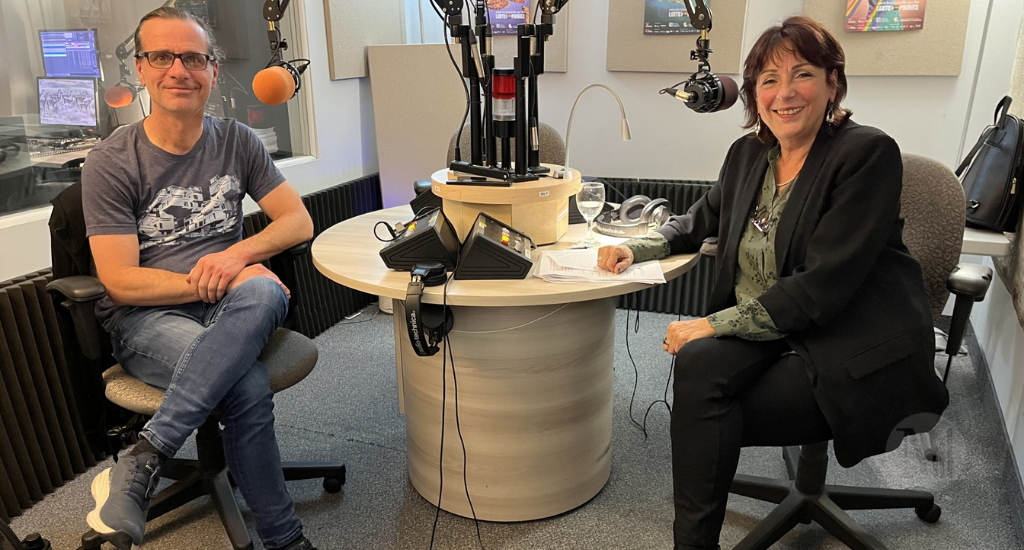 Christian Levac et France Labelle prennent la pose en studio. 