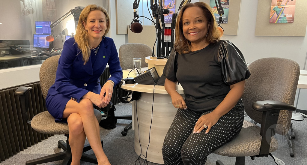 Isabelle Ménard et Marjorie Théodore prennent la pose en studio. 