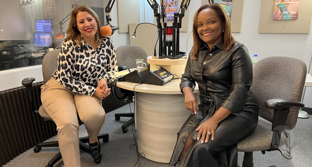 En studio, Mariama Zhouri et Marjorie Théodore prennent la pose. 