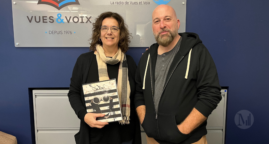 Christian Quesnel et Hélène Denis posent à l'entrée de Vues et Voix avec la bande dessinée «Dédé».