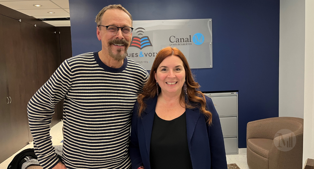 Cybèle Robichaud et Denis-Martin Chabot posent à l'entrée de Canal M.