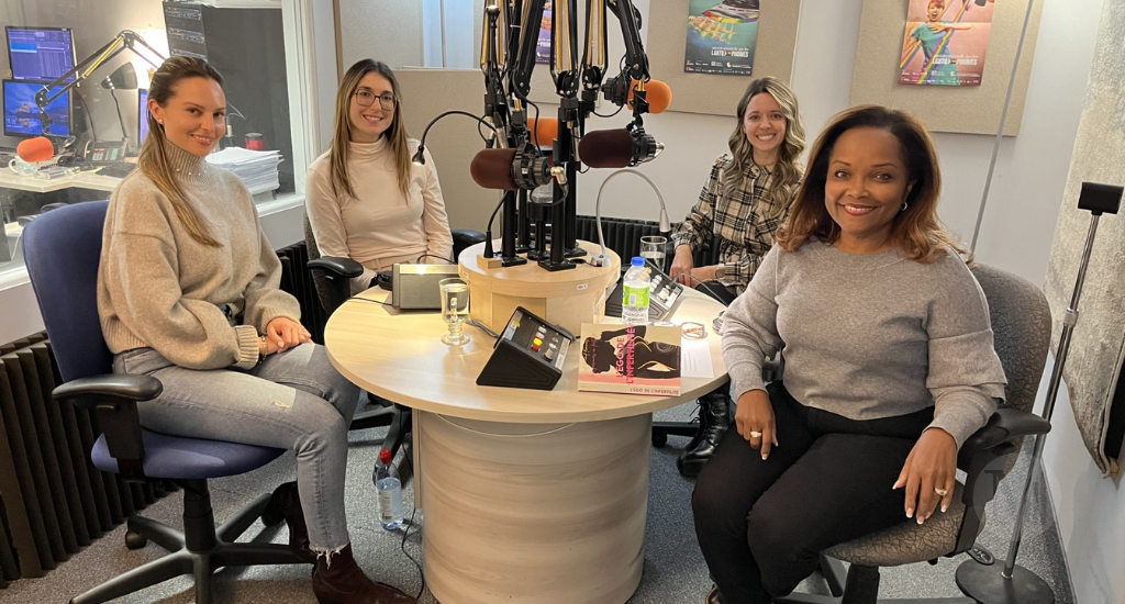 Kate Lalic, Andrée-Anne Charron, Virginie Bisson et Marjorie Théodore prennent la pose en studio. 