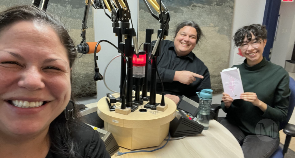 Sophie-Claude Miller, Alexis Wawanoloath et Moira-Uashteskun Bacon prennent la pose en studio. 