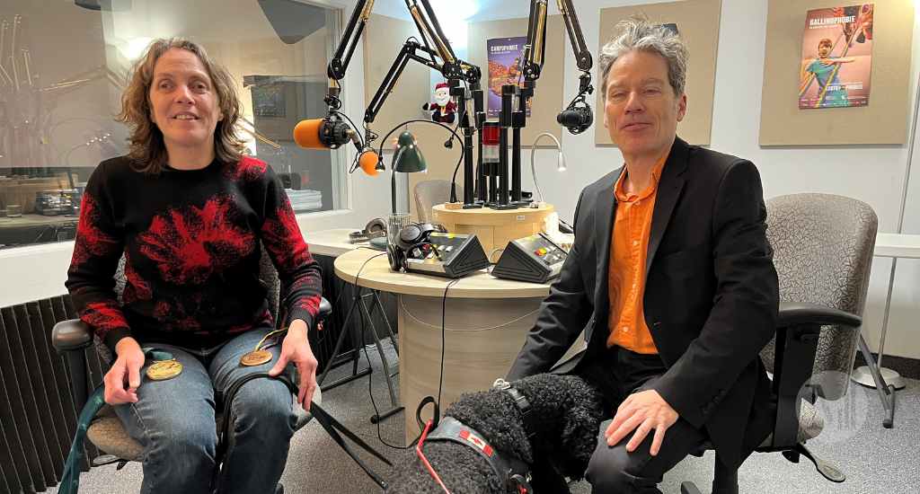 Nathalie Chartrand et Alain Renaud posent assis en studio.