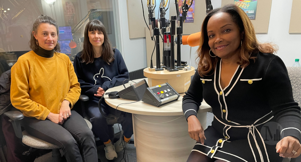 Caroline Arbour, Brigitte Vaillancourt et Marjorie Théodore prennent la pose en studio. 