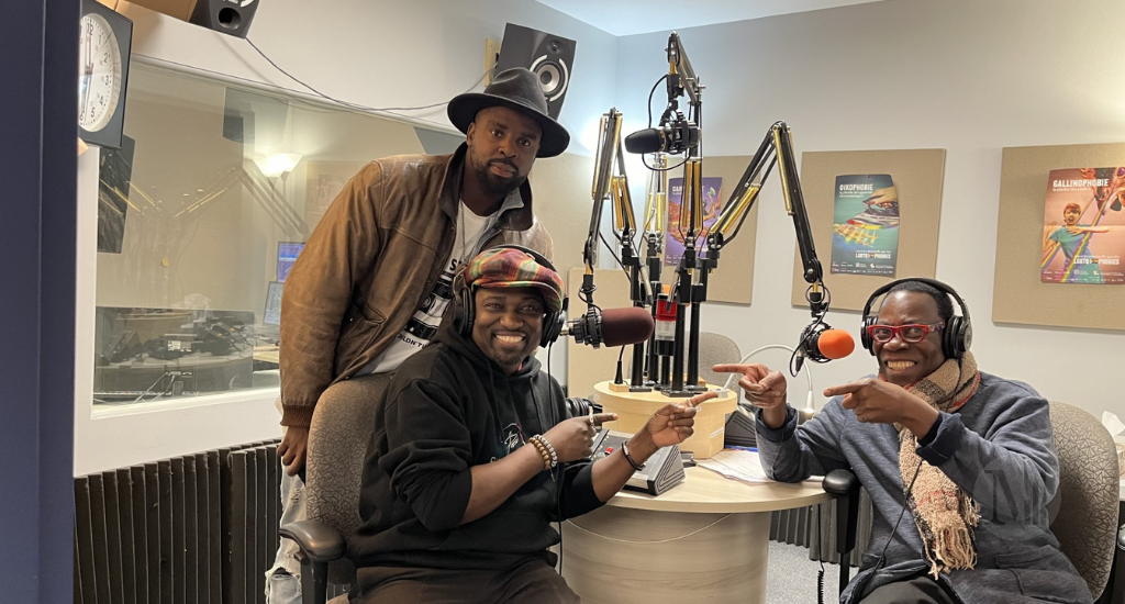 Serge Kalala, Fredy Massamba et Fulgence Bla prennent la pose en studio. 