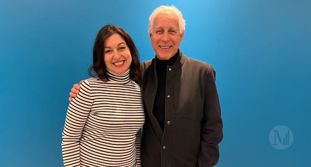 Chantal Dauray et Serge Thibaudeau posent devant un mur bleu.