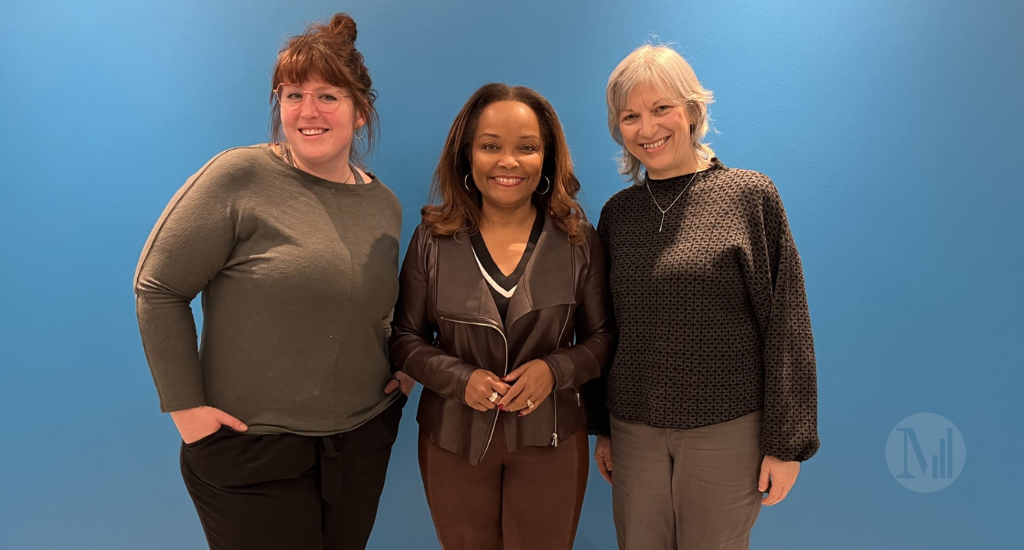 Anne-Marie Tapp, Marjorie Théodore et Lorraine Derocher prennent la pose devant un mur bleu. 