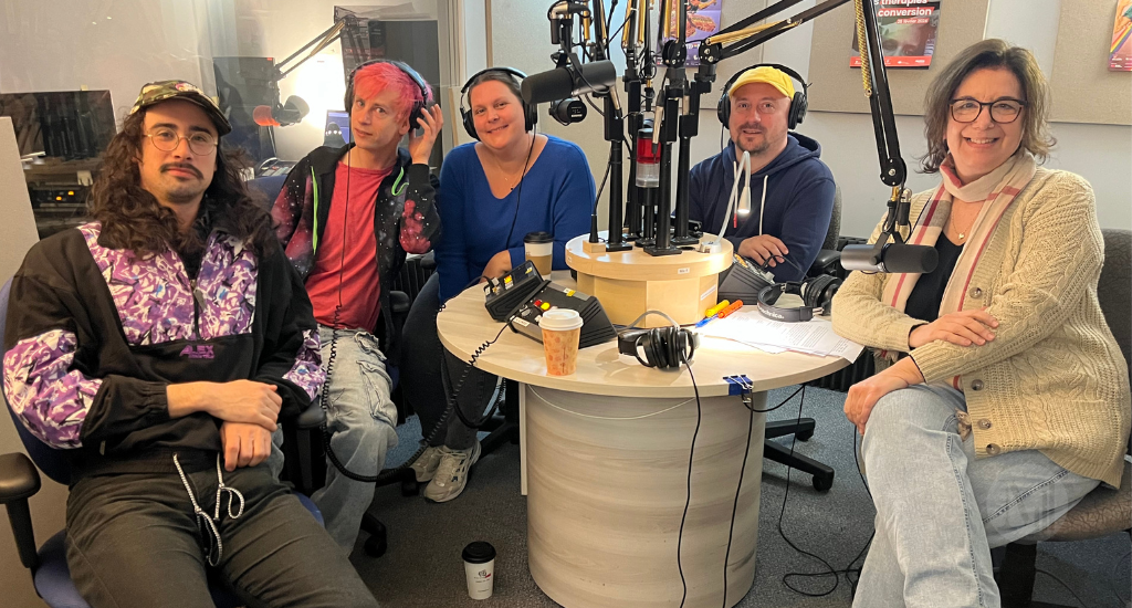 Les interprètes Antoine Cogniaux, Deborah Marchal et Quentin Chaveriat et le metteur en scène Clément Thirion posent en studio avec Hélène Denis.