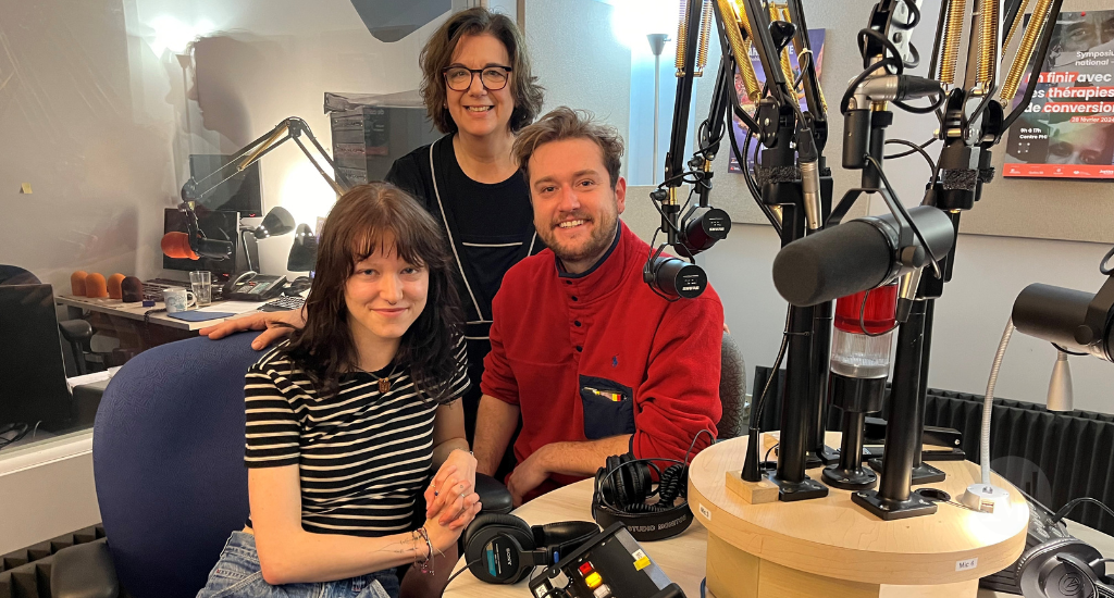 Anthony Coveney et  Éléonore Delvaux-Beaudoin posent en studio avec Hélène Denis.