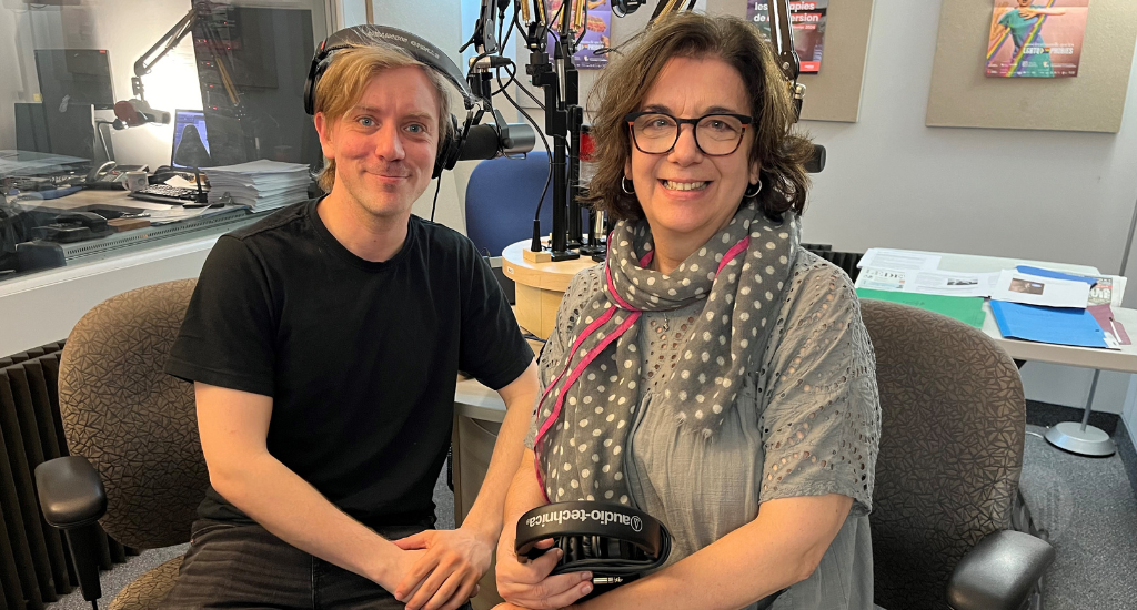 Rousso et Hélène Denis posent en studio.