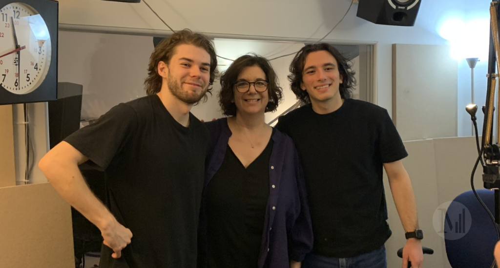 Thomas Delorme, Hélène Denis et Zachary Evrard prennent la pose en studio. 