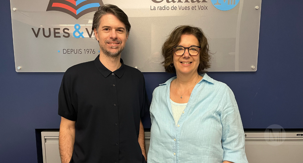 Félix Dyotte et Hélène Denis posent à l'entrée de Canal M.